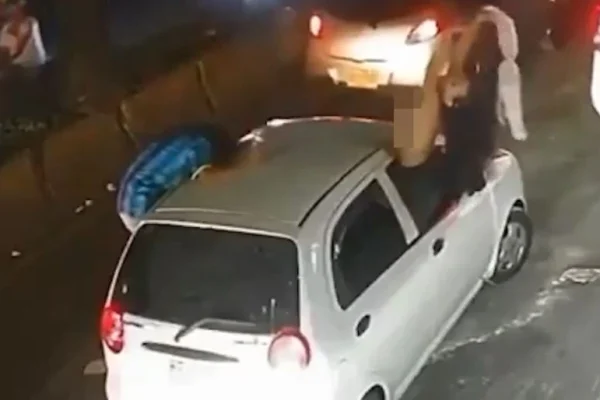 Фанатка Колумбії зняла ліфчик і випала з авто: що сталося далі