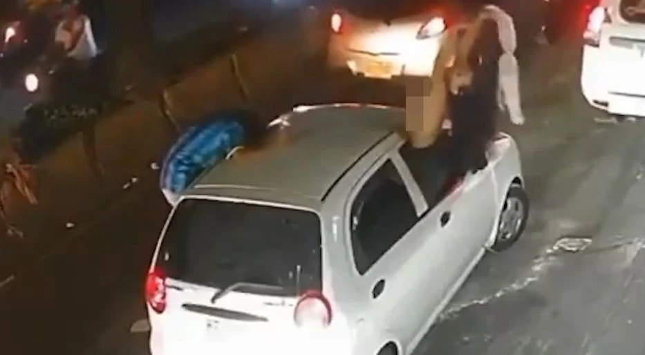 Фанатка Колумбії зняла ліфчик і випала з авто: що сталося далі