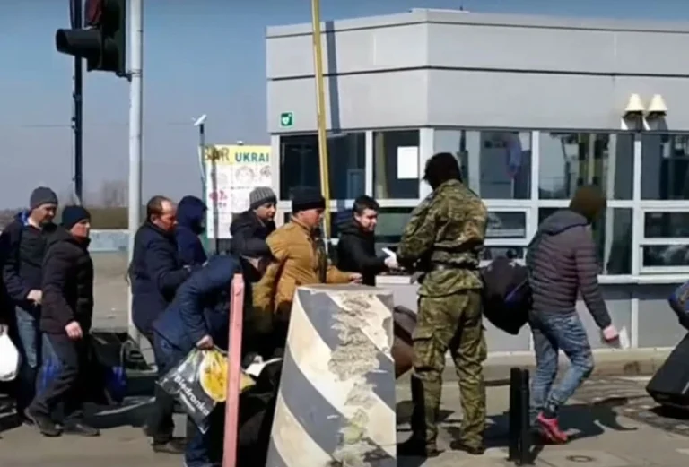 Мін’юст пояснив, коли заброньовані чоловіки можуть виїхати за кордон